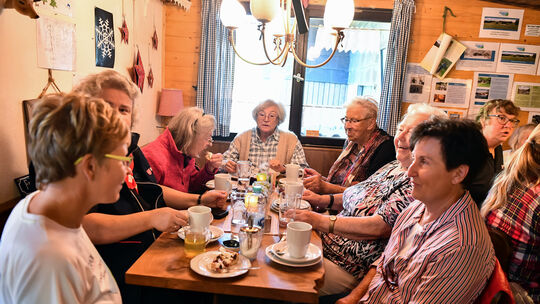 Nach der Anstrengung im Freien kommt in der Pfulbhütte ein Stücken Kuchen bei Hausherrin Gabi Kazmaier (links im Bild) wie geruf Nach der Anstrengung im Freien kommt in der Pfulbhütte ein Stücken Kuchen bei Hausherrin Gabi Kazmaier (links im Bild) wie geruf