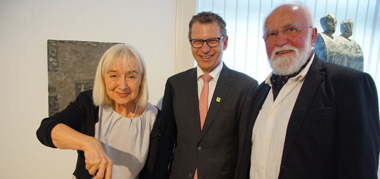 Zum Galerieverein-Jubiläum gab‘s Torte für alle, darunter auch Ursula Vaas-Hochradl (zweite Vorsitzende), Wendlingens Bürgermeis