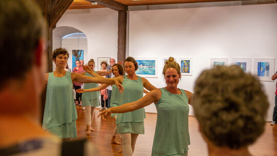 Eine Tanzperformance, geleitet von Jutta Scholz, stimmt das Publikum auf die Vernissage im Kornhaus ein.Fotos: Marcel Heckel Eine Tanzperformance, geleitet von Jutta Scholz, stimmt das Publikum auf die Vernissage im Kornhaus ein.Fotos: Marcel Heckel