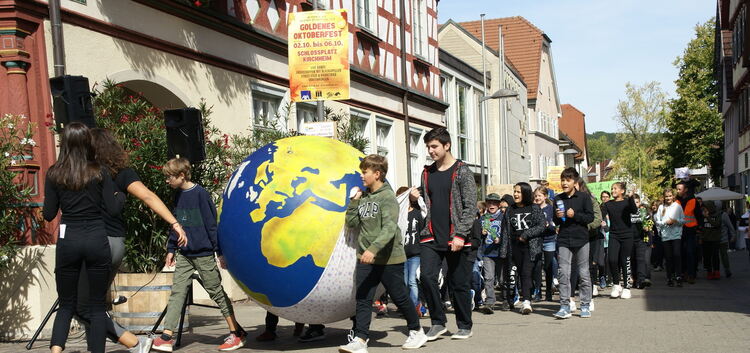 Schüler der Kirchheimer Freihof-Realschule beteiligten sich am vergangenen Freitag nach dem Unterricht an der weltweiten FFF-Akt