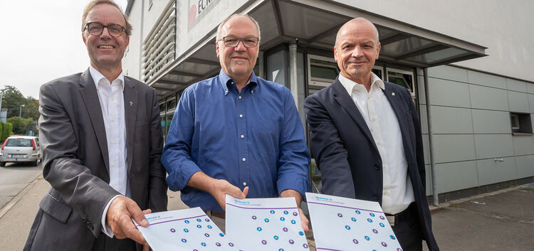 Michael Waldmann (links), Eberhard Haußmann und Peter Gerecke präsentieren die neue Broschüre der Diakonie im Landkreis Esslinge