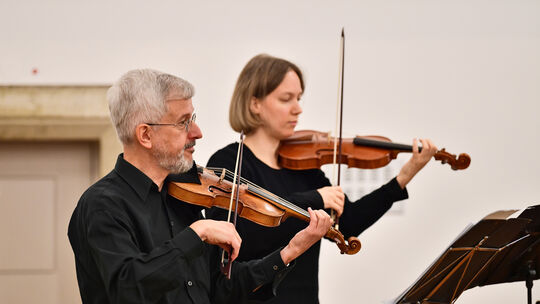 Homogenität zwischen erster und zweiter Geige: Bernhard Moosbauer und Susanne Zippe begegneten sich musikalisch auf Augenhöhe un Homogenität zwischen erster und zweiter Geige: Bernhard Moosbauer und Susanne Zippe begegneten sich musikalisch auf Augenhöhe un