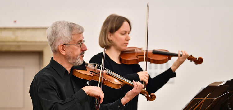 Homogenität zwischen erster und zweiter Geige: Bernhard Moosbauer und Susanne Zippe begegneten sich musikalisch auf Augenhöhe un