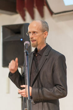 Der Sachbuchautor und Journalist Paul Schreyer aus Rostock hielt im Mehrgenerationenhaus Linde einen Vortrag über Demokratie und