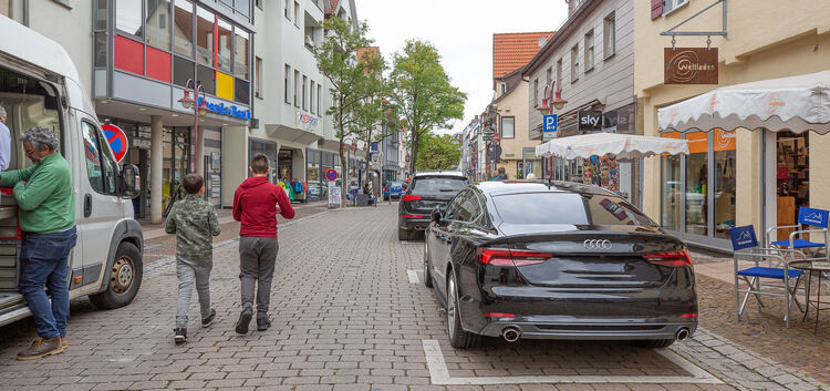 Eine Straße, vier unterschiedliche Nutzungen: durch Lieferanten, Fußgänger, parkende Autos und Außenbewirtung. In der Dettinger
