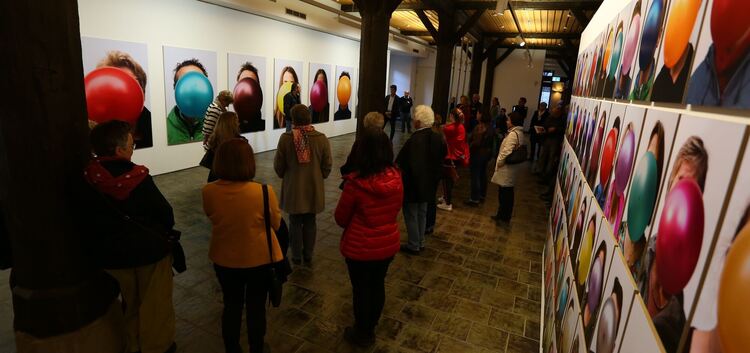 Bei der Ausstellung „Colored identities“ von Rainer Splitt wurde das Kirchheimer Publikum als Motiv mit einbezogen, denn hinter