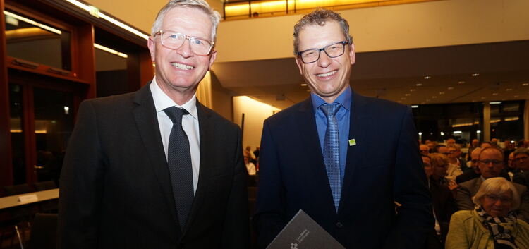 In seiner Laudatio zollte Landrat Heinz Eininger (links) Bürgermeister Steffen Weigel große Anerkennung. Foto: Gaby Kiedaisch