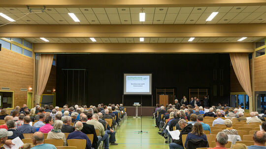 Rund 250 Zuhörer kamen zur Bürgerinformation. Foto: Carsten Riedl