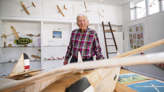 Emil Diez baut Modellflieger unterschiedlicher Art. Foto: Carsten Riedl
