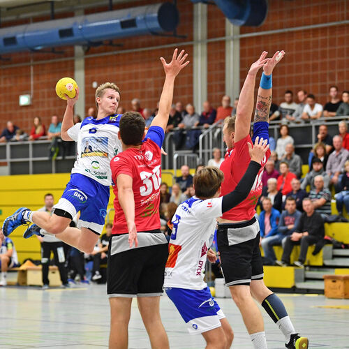 Der Höhenflug hält an: Die Kirchheimer um Thimo Böck (am Ball) klettern an die Tabellenspitze der Landesliga. Foto: Markus Bränd