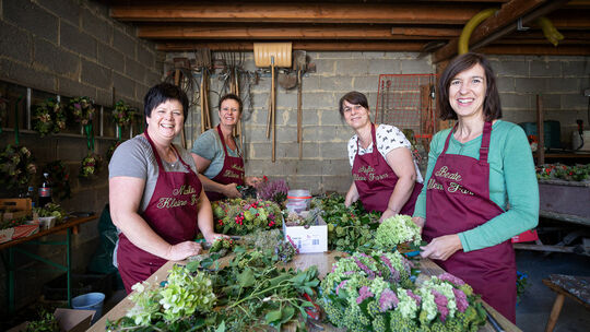Nicole Hepperle, Michaela Stiefelmeyer, Sibylle Wacker und Beate Klein (von links) in ihrer Produktionsstätte in der Neidlinger Nicole Hepperle, Michaela Stiefelmeyer, Sibylle Wacker und Beate Klein (von links) in ihrer Produktionsstätte in der Neidlinger