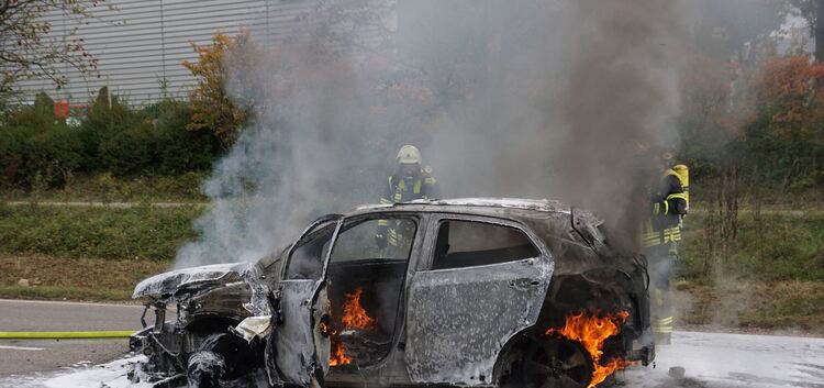 Aichelberg: Nach Unfall mit LKW - PKW geht in Flammen auf