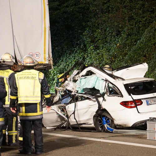 Völlig zerstört: die Mercedes-C-Klasse des Verunglückten. Foto: SDMG/Woelfl