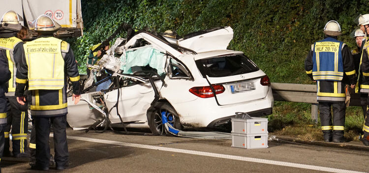 Völlig zerstört: die Mercedes-C-Klasse des Verunglückten. Foto: SDMG/Woelfl