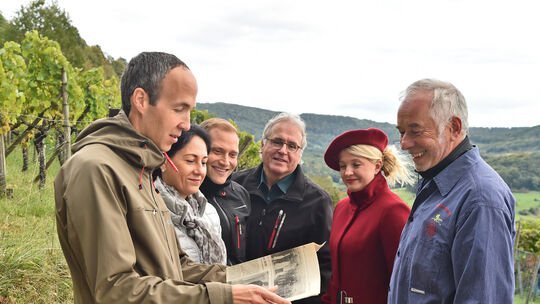 Traditionell lädt Bürgermeister Johannes Züfle im Herbst zum Rundgang durch den Weinberg an der Limburg ein. Dieses Jahr hingen Traditionell lädt Bürgermeister Johannes Züfle im Herbst zum Rundgang durch den Weinberg an der Limburg ein. Dieses Jahr hingen