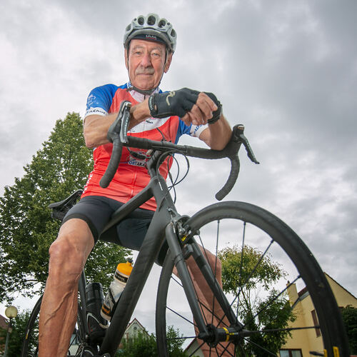 Mit seinem Rennrad hält sich Ostfilderns Alt-Oberbürgermeister Herbert Rösch fit für seine vielfältigen Aufgaben in der Gradmann