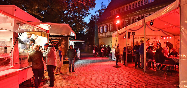 Goldene Oktobertage Schloßplatz, festzelt, Foodtrucks, Bar, Livemusik, Band Calo Rapallo