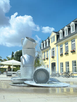 Der Brunnen „großer Abwasch“ vom Künstler Timm Ulrichs vor dem Haus Kassel am Kurpark von Bad Nenndorf stammt ebenfalls aus dem