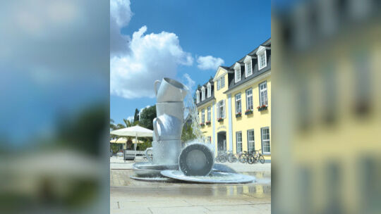 Der Brunnen „großer Abwasch“ vom Künstler Timm Ulrichs vor dem Haus Kassel am Kurpark von Bad Nenndorf stammt ebenfalls aus dem Der Brunnen „großer Abwasch“ vom Künstler Timm Ulrichs vor dem Haus Kassel am Kurpark von Bad Nenndorf stammt ebenfalls aus dem