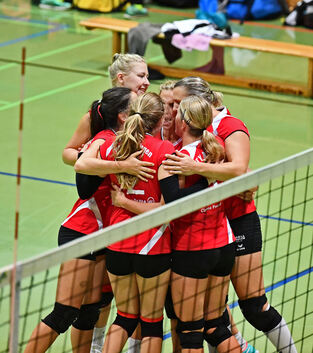 Allen Grund zur Freude hatten die Dettinger Volleyballerinnen nach dem zweiten Sieg im zweiten Saisonspiel. Foto: Markus Brändli