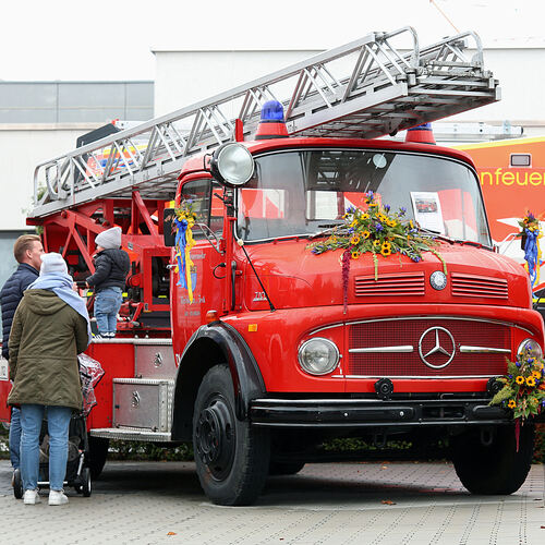 Ötlingens erstes Drehleiterfahrzeug wird in diesem Jahr 50. Das wurde am Sonntag mit einer Ausstellung moderner und historischer