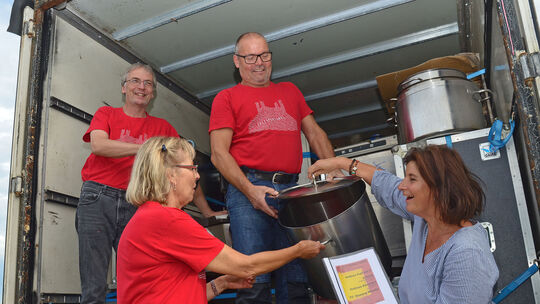 Die ehrenamtliche Küchen-Crew des Zeltspektakels: Joachim Brucker, Billa Flohr, Dieter Gall und Christine Keller (von links). Fo