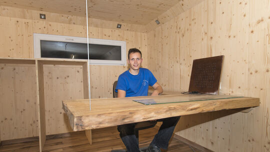 Tim Hepperle, Jahrgang 1998, in seinem selbst gebauten Tiny House