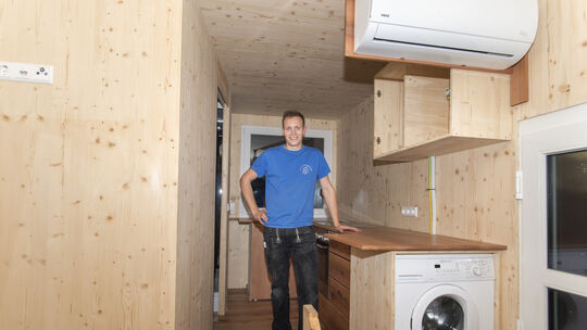 Tim Hepperle, Jahrgang 1998, in seinem selbst gebauten Tiny House Tim Hepperle, Jahrgang 1998, in seinem selbst gebauten Tiny House