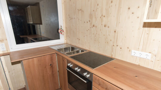 Tim Hepperle, Jahrgang 1998, in seinem selbst gebauten Tiny House