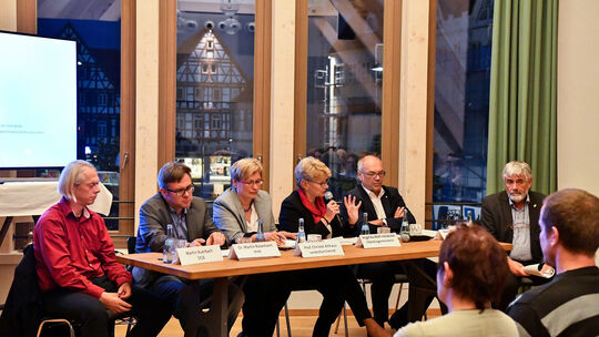 Hitzig diskutieren im Waldhorn Martin Auerbach, Martin Rosemann, Christel Althaus, Angelika Matt-Heidecker, Eberhard Haußmann un