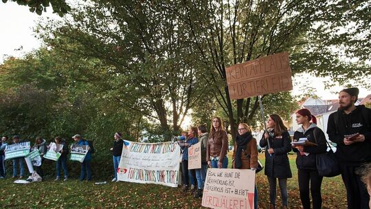 Tierschützer protestieren gegen den Zirkus Charles Knie.