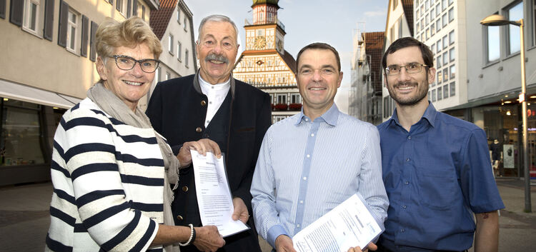 Oberbürgermeisterin Angelika Matt-Heidecker übergibt die Bewilligungsurkunden der Bürgerstiftung an Hartmut Rehm vom Kirchheim-P
