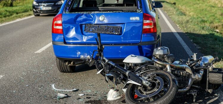 Ein Motorrad ist zwischen Dettingen und Owen in ein Auto gekracht. lp/Foto: SDMG / Kohls