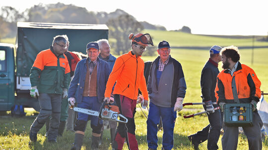 Ausgerüstet mit Handschuhen, Astscheren und Sägen sind die Helfer ausgeschwirrt. Foto: Markus Brändli Ausgerüstet mit Handschuhen, Astscheren und Sägen sind die Helfer ausgeschwirrt. Foto: Markus Brändli