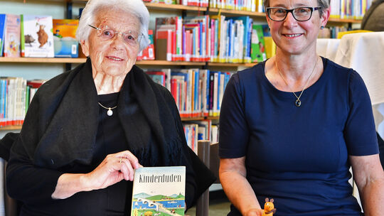 Ella Dangel (links) und Margret Russ haben die Bücherei geprägt.