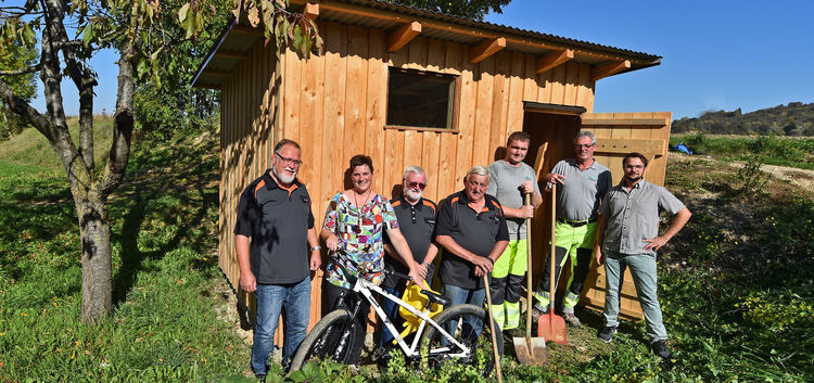 Stolz weihen die Mitarbeiter des Bauhofs und die Ehrenamtlichen von „Rat und Tat“ die Gerätehütte im Owener Bikepark ein. Auch B