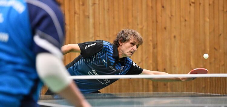Vergeblich gestreckt: Gerhard Pollak und der TVB sind in der Bezirksliga weiter sieglos. Foto: Markus Brändli
