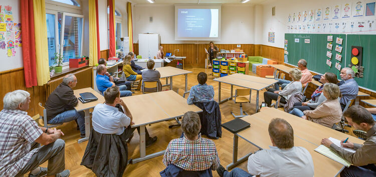 Die Schulbank gedrückt und viel über Lernen mit digitalen Medien erfahren haben die Weilheimer Gemeinderäte.Foto: Carsten Riedl