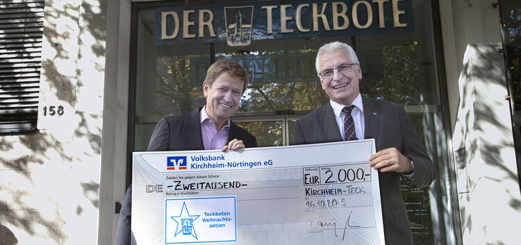 Gutes tun für die Region sorgt für Freude: Eberhard Gras vom Vorstand der Volksbank Kirchheim-Nürtingen (rechts) übergibt einen