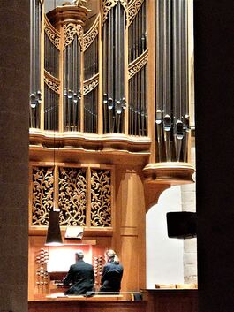 Organist Thomas Gruel war beim Konzert auf die Hilfe von Susanne Rall angewiesen.Foto: Gabriele Böhm