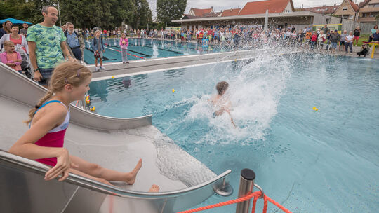 Nach einem Jahr Bauzeit ist Anfang August das sanierte Weilheimer Freibad eingeweiht worden.Foto: Carsten Riedl Nach einem Jahr Bauzeit ist Anfang August das sanierte Weilheimer Freibad eingeweiht worden.Foto: Carsten Riedl