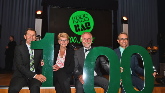 Die „100“ halten Bernd Weiler, Angelika Matt-Heidecker, Georg Hörmann und Dirk Braune (von links) hoch. Als quicklebendig erwies Die „100“ halten Bernd Weiler, Angelika Matt-Heidecker, Georg Hörmann und Dirk Braune (von links) hoch. Als quicklebendig erwies