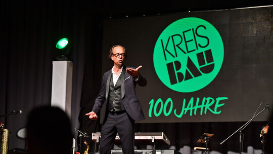 100 Jahre Kreisbau , Feier in der Stadthalle, Moderator Christoph Sonntag