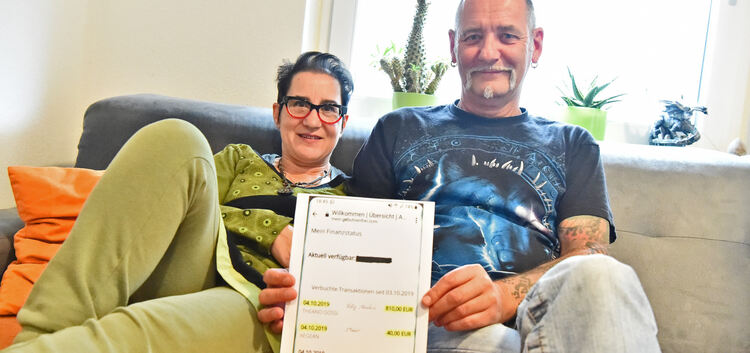 Stefanie Grandel und Thomas Jung aus Deizisau zeigen einen Auszug ihrer Extrakosten – vom Stress ganz zu schweigen. Foto: Markus