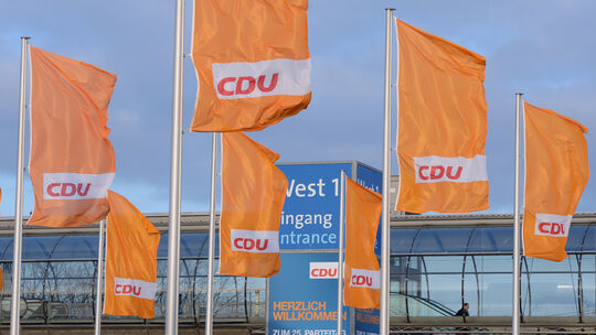 Fahnen mit dem CDU-Logo wehen am 04.12.12 beim 25. Bundesparteitag der CDU in Hannover (Niedersachsen) vor der Messehalle. Der C Fahnen mit dem CDU-Logo wehen am 04.12.12 beim 25. Bundesparteitag der CDU in Hannover (Niedersachsen) vor der Messehalle. Der C