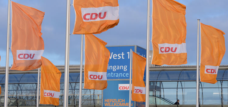 Fahnen mit dem CDU-Logo wehen am 04.12.12 beim 25. Bundesparteitag der CDU in Hannover (Niedersachsen) vor der Messehalle. Der C