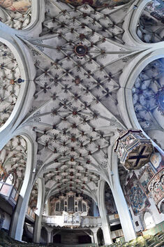 Ihr Gewölbe hat die Weilheimer Peterskirche erst ab 1517 erhalten - aus statischen Gründen. Im Rosenkranzbild (links) sind bis h