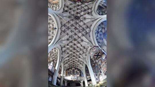 Ihr Gewölbe hat die Weilheimer Peterskirche erst ab 1517 erhalten - aus statischen Gründen. Im Rosenkranzbild (links) sind bis h