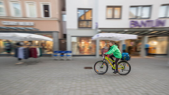 Im Bereich zwischen Postplatz und Alleenstraße dürfen Radfahrer mit Schrittgeschwindigkeit unterwegs sein. Fotos: Carsten Riedl Im Bereich zwischen Postplatz und Alleenstraße dürfen Radfahrer mit Schrittgeschwindigkeit unterwegs sein. Fotos: Carsten Riedl