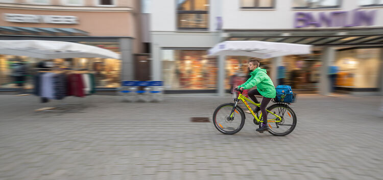 Im Bereich zwischen Postplatz und Alleenstraße dürfen Radfahrer mit Schrittgeschwindigkeit unterwegs sein. Fotos: Carsten Riedl